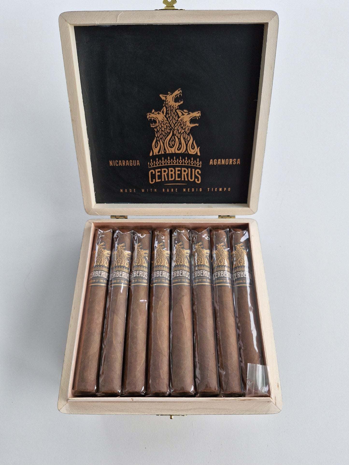 Aganorsa Leaf - Cerberus Guardian Of The Farm Toro 6 1/4 x 52 15 stick box