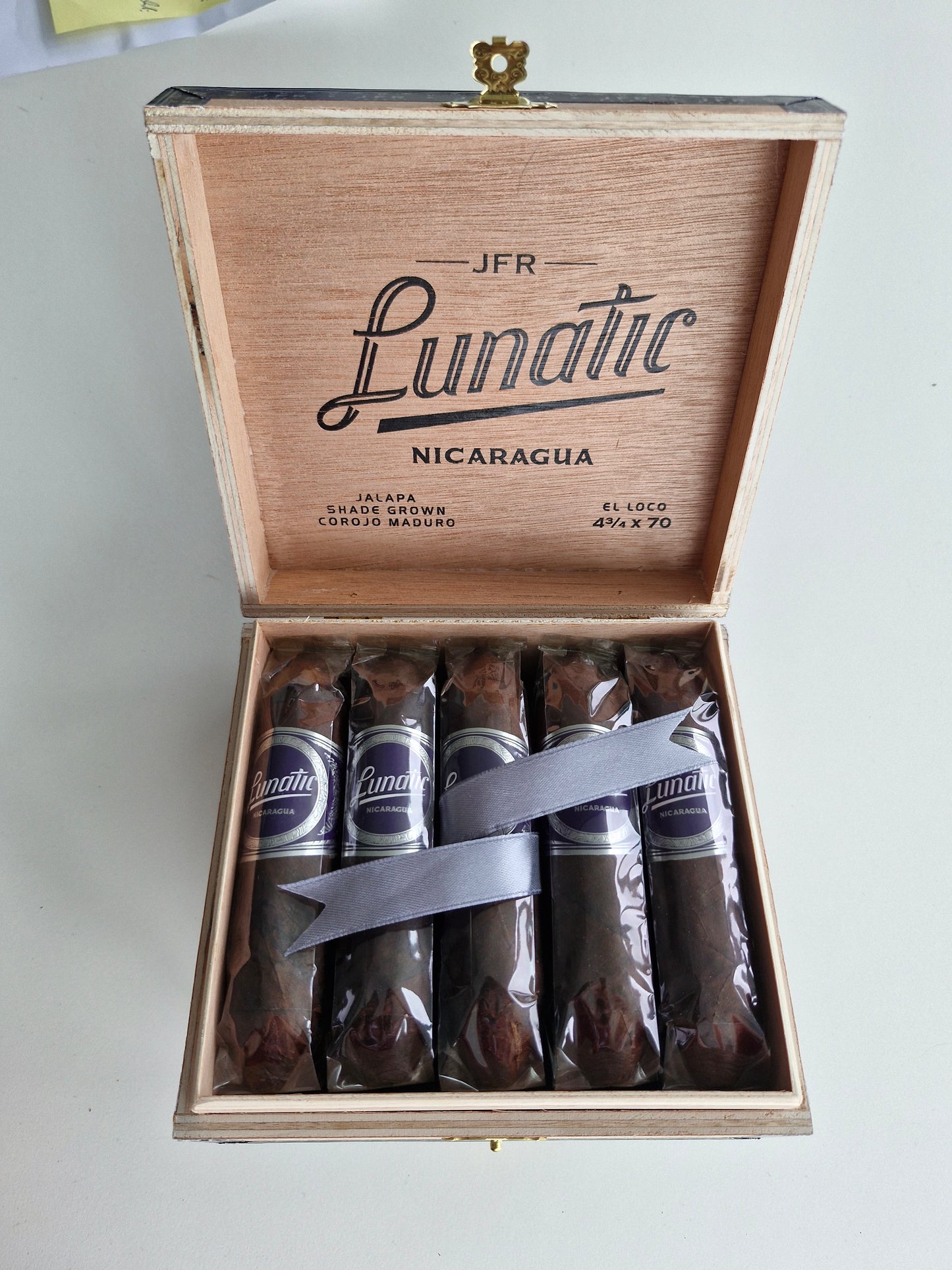 Aganorsa Leaf - JFR Lunatic, Corojo Maduro El Loco 4 3/4 x 70 10 stick box